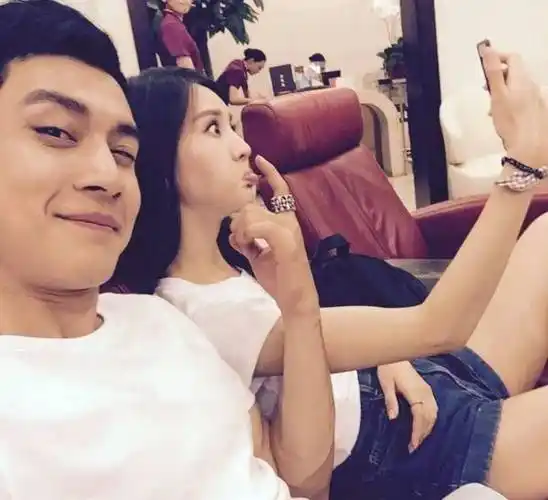 金晨穿丁字连体泳衣,凹凸有致身材吸睛,感爱情丰富_邓伦_董又霖_韩东