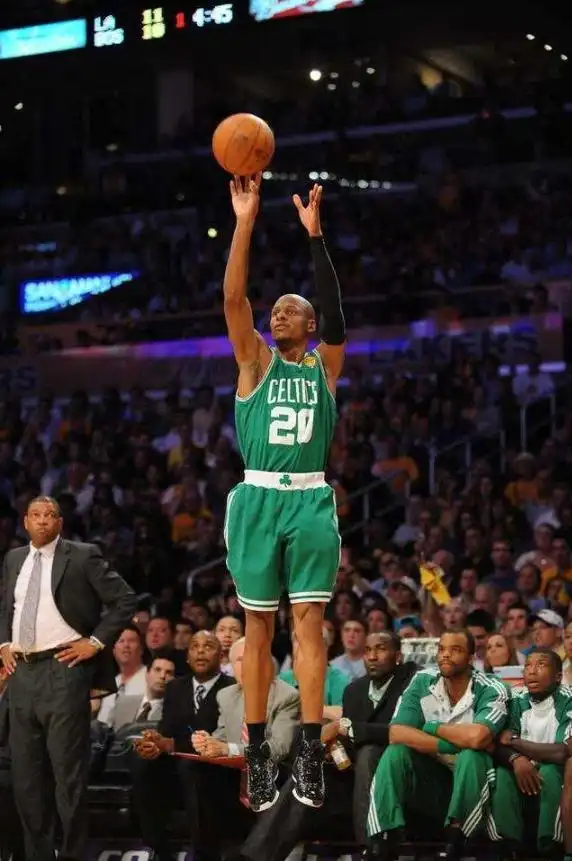 13年总决赛g6,雷阿伦三分6中0!为啥波什还会把最后一球交给他?