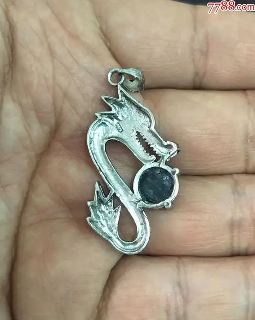 5-1银嵌蓝宝石龙挂坠