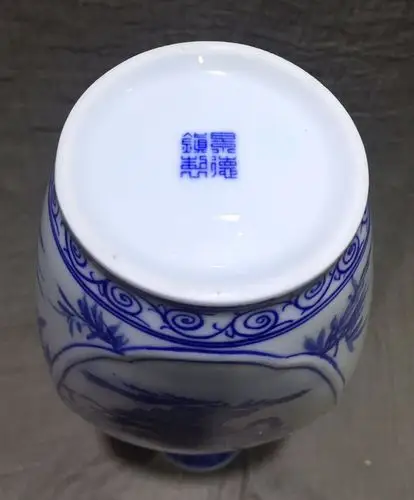 (传:熊晓峰画) 年份:1985年 尺寸:高22公分 品相:全品 款识:景德镇制