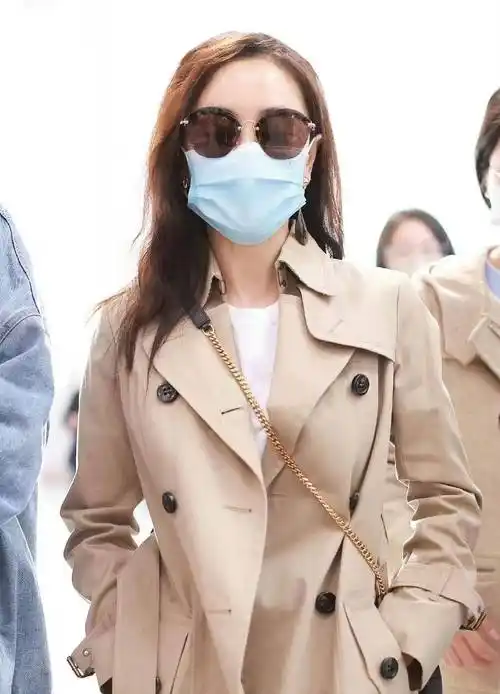 41岁杨蓉现身机场,卡其色风衣配牛仔裤,休闲随性很减龄!