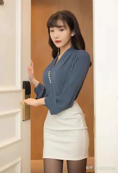 模特陆萱萱演绎白领美女,白裙配黑丝,绝了 - 知乎