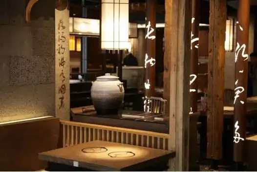 这是一种怎样的视觉体验~加上吧台与大厅完美契合没有丝毫压抑的感觉