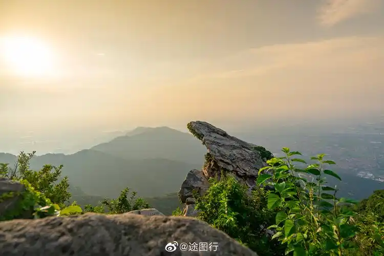 登上花果山最高峰玉女峰,观夕阳美景,阳光透过云层洒落在山峰间