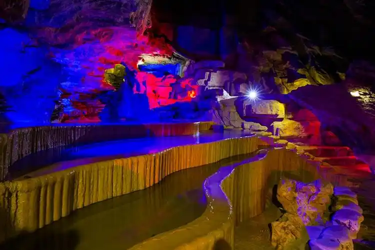 清远英德奇洞温泉小镇温泉票溶洞温泉冬暖夏凉世界独有英石温泉