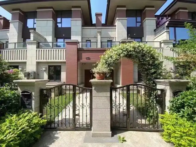 笔记  #别墅  保利狮子湖端头联排别墅939393产权面积202平,地