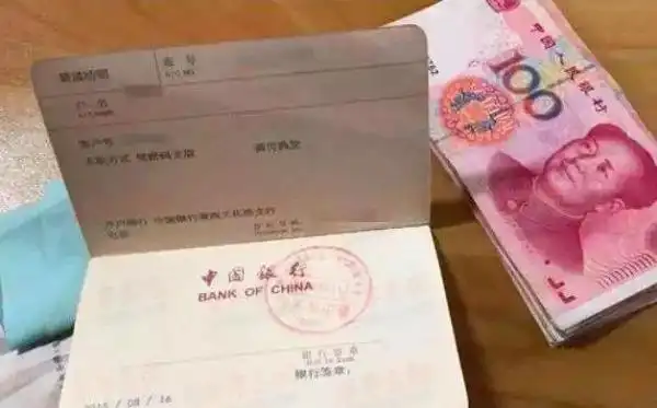 已是安度晚年,与家庭儿女共享天伦之乐的年龄,却没有想到因为一本存折