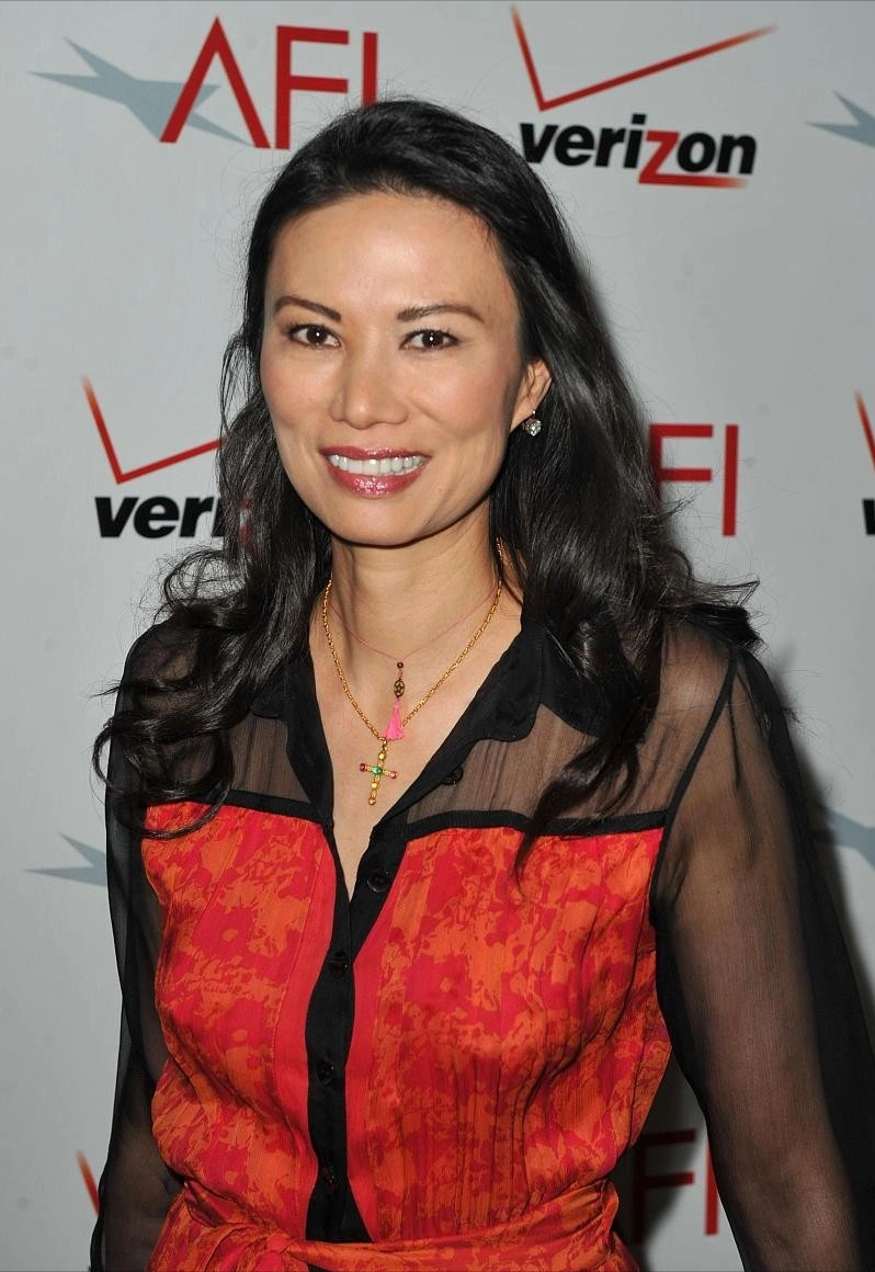 邓文迪真是人间"限量版",穿裙子偏爱配块蕾丝,看不出年龄感