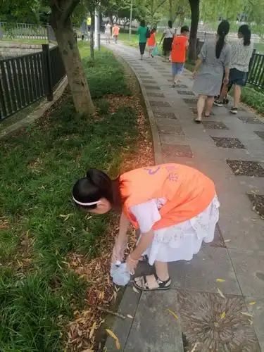 弯腰捡垃圾,生活更美丽