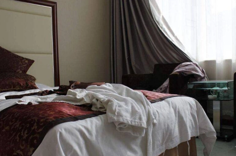 情侣从宾馆退房,保洁员进门打扫卫生,看见一幕差点流泪