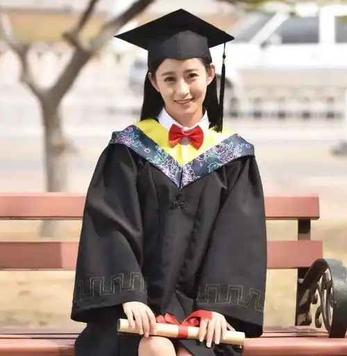 专科生穿学士服拍毕业照被质疑没资格大专生算不算大学生