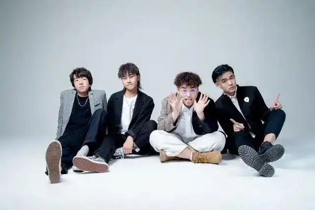 爆青筋乐队的音乐创作取材自生活,以小清新的音乐气质,配合抒情摇滚