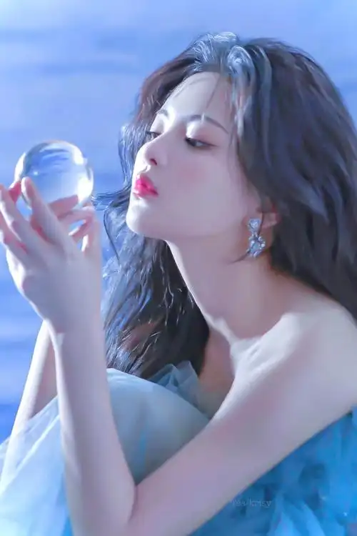 杨超越谧蓝水晶球大片