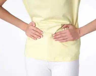 年轻漂亮的女人,肚子疼得要命背景.慢性胃炎.腹胀概念照片