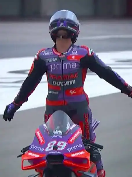 马丁夺冠~在冲线时…#motogp车手模仿c罗庆祝动作#motogp葡萄牙大奖赛