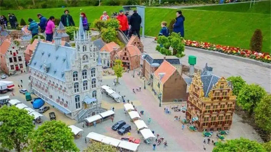 世界上最小的城市:比现实世界缩小25倍,游客都变成大巨人
