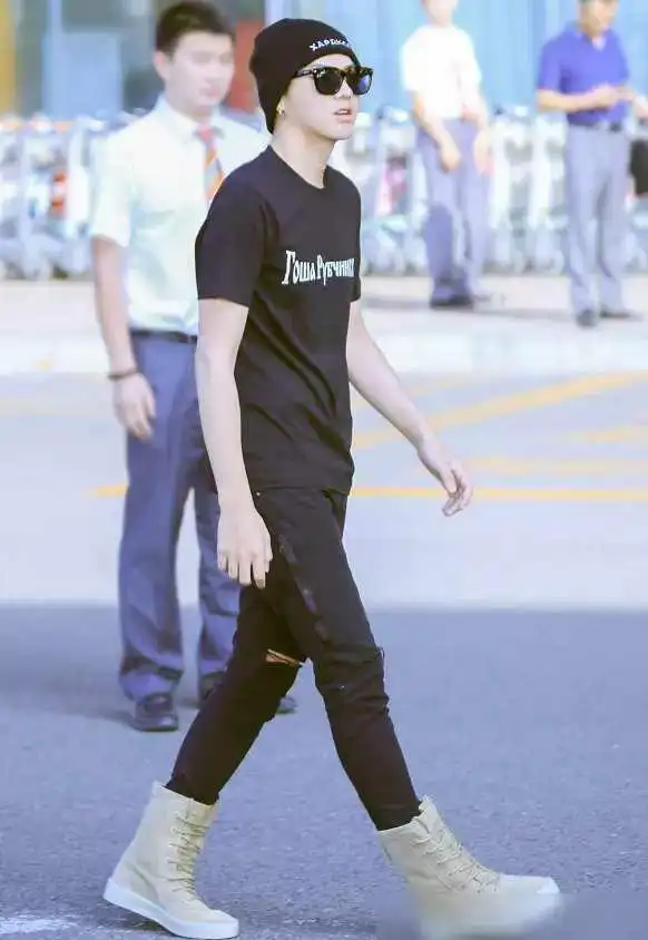 吴亦凡现身机场,看到他与天花板的距离,确定他身高仅187?