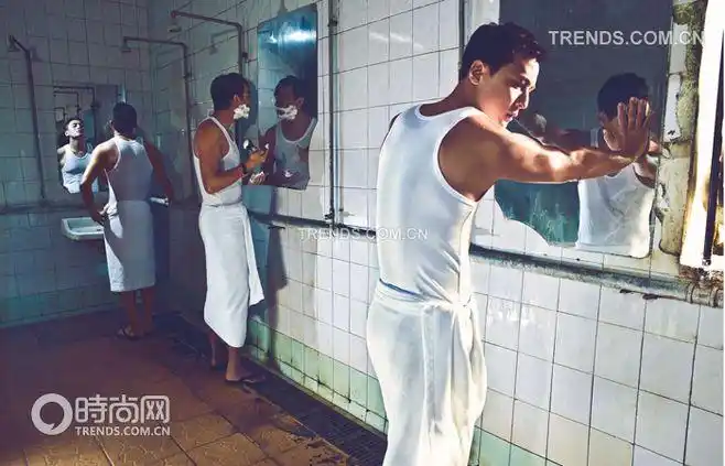 《王的盛宴》男主角澡堂大片