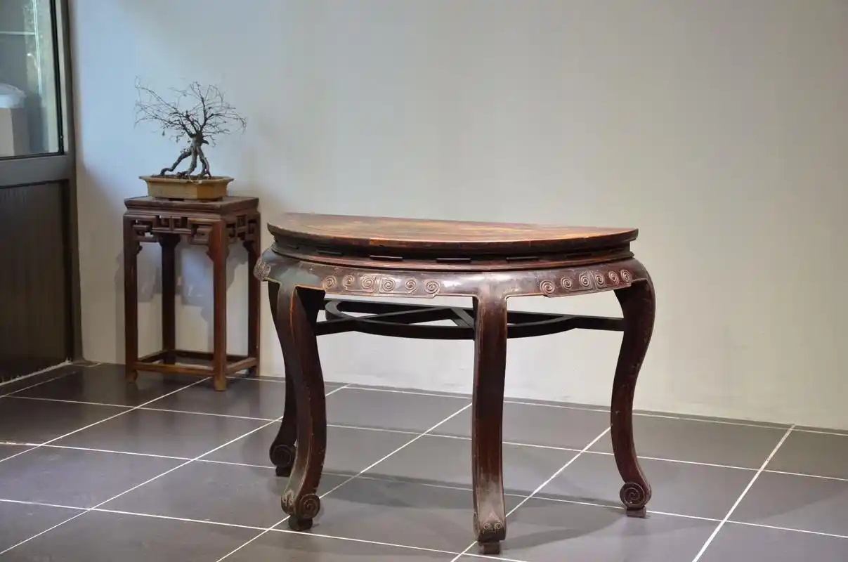 古代明清家具种类繁多,月牙桌典雅实用,但在现代家具中见不到了