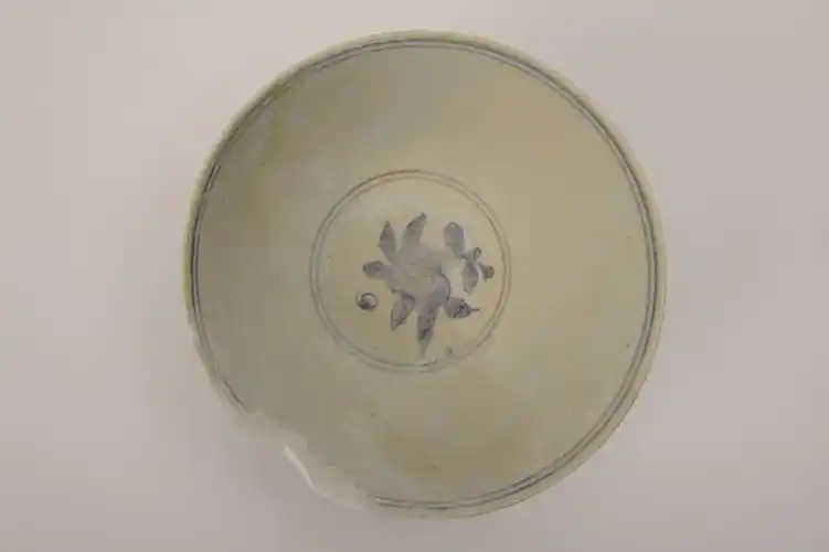 明代青花缠枝花卉纹瓷碗