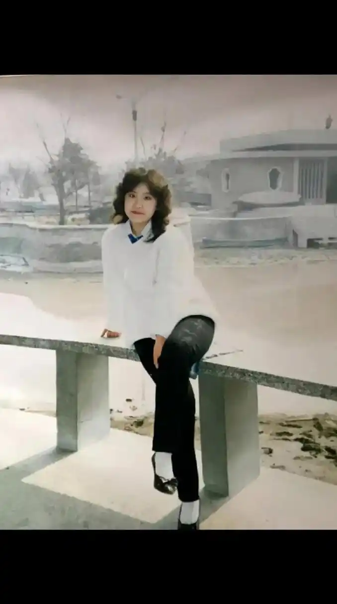 80年代,北京大兴黄村公园,一个时髦靓丽的姑娘的留影.