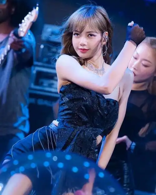 lisa绝美闪耀舞台照大集合 人间芭比青春活力气场全开「组图」