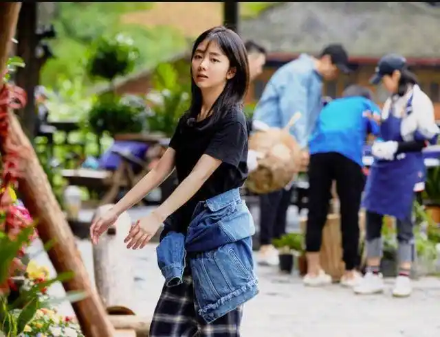 原创29岁谭松韵与张子枫同框素颜近照少女感爆棚哪里像大12岁