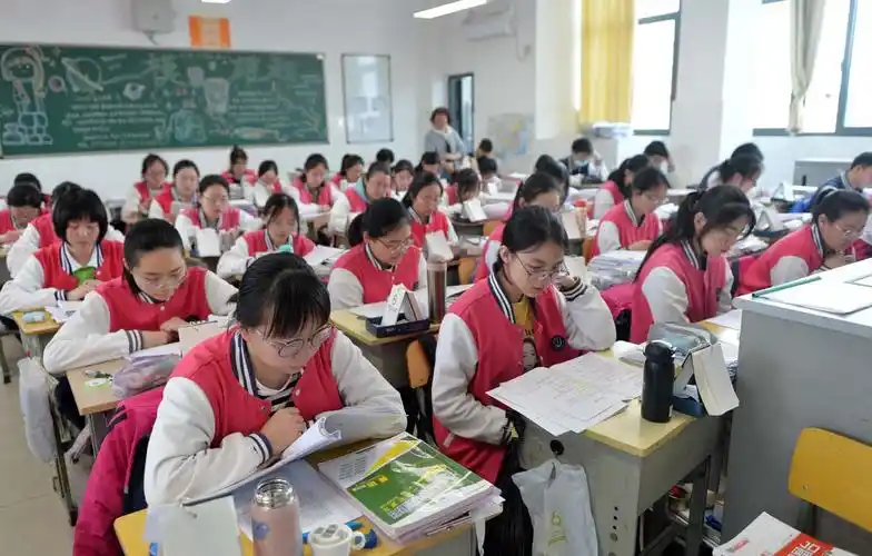 新华中学高三年级学生正在备考.司新利 摄