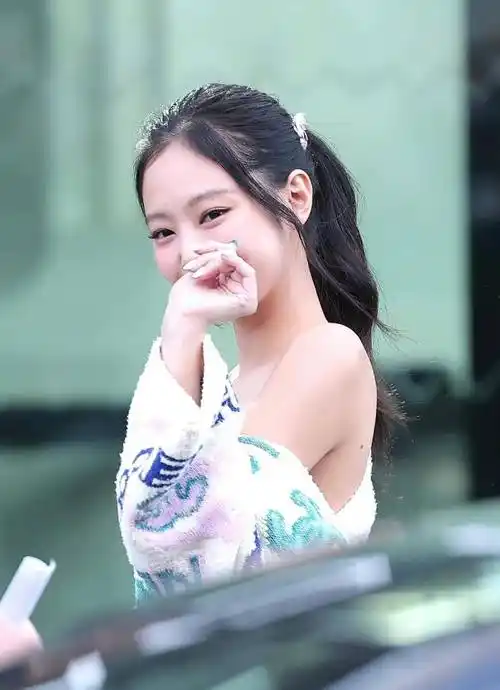 巴黎时装周blackpink-jennie白色弯肩裙,亮眼长方形肩_香奈儿_ngl