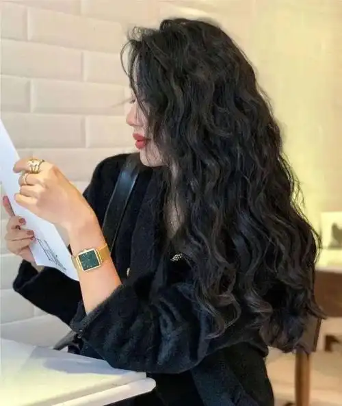 姐妹们绝对少不了烫发,法式羊毛卷算是当下比较火爆的烫发.