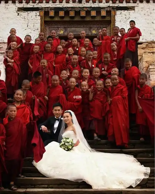 回顾演员刘嘉玲在婚礼上身着verawang婚纱