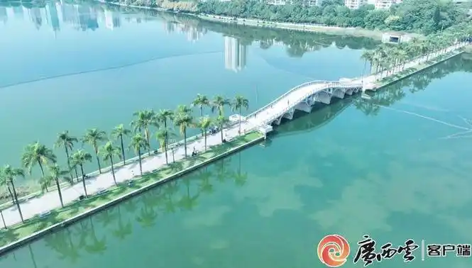 南宁市南湖公园碧水蓝天风景如画.通讯员 黄云 黄雨欣 摄