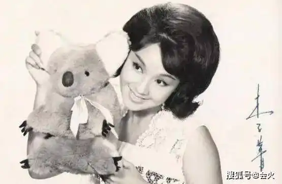 她就报考了邵氏的"南国实验剧团",和她同期的人里面,还有郑佩佩,秦萍