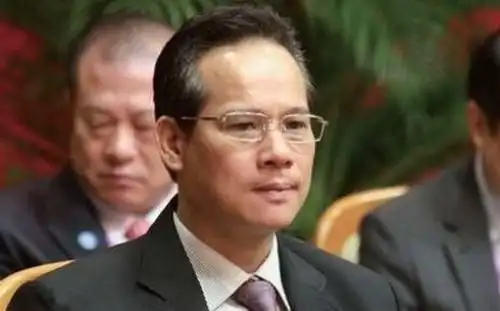 他是东莞太子酒店的老板,亿万富豪却带头"试钟"100多名美女