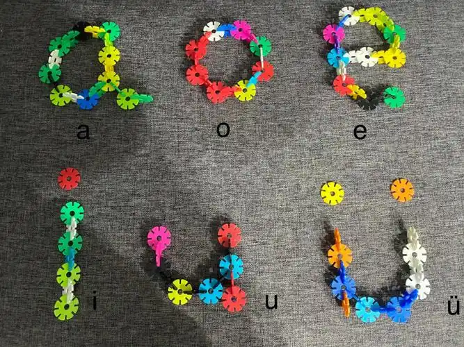 雪花片作品弟弟们的拼音字母