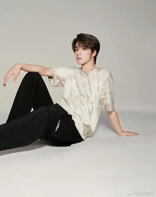 这原来是条堆堆裤啊,看刘耀文穿完全没看出来,腿是真的长啊!