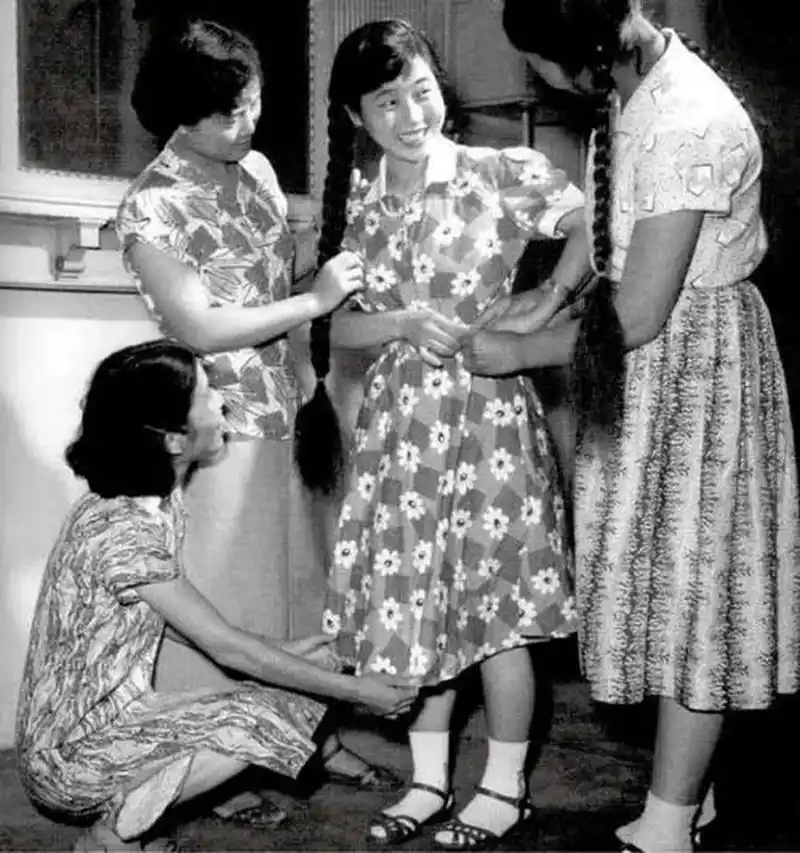 流行于二十世纪50年代的布拉吉  布拉吉是俄语连衣裙的意思.