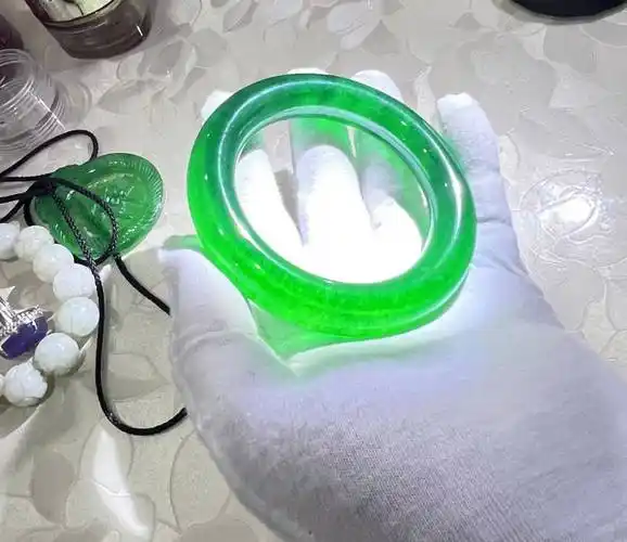 皇家翡翠:清代帝王之物_皇帝_手镯_颜色