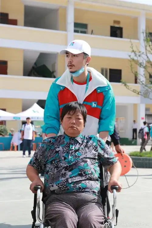 他不常吭声,却一直奔走在最需要他的地方无声奉献  花开月圆,晓光无限