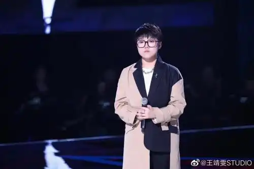 比赛中,新生代原创歌手王靖雯用一首最新原创歌曲《说说话》俘获众