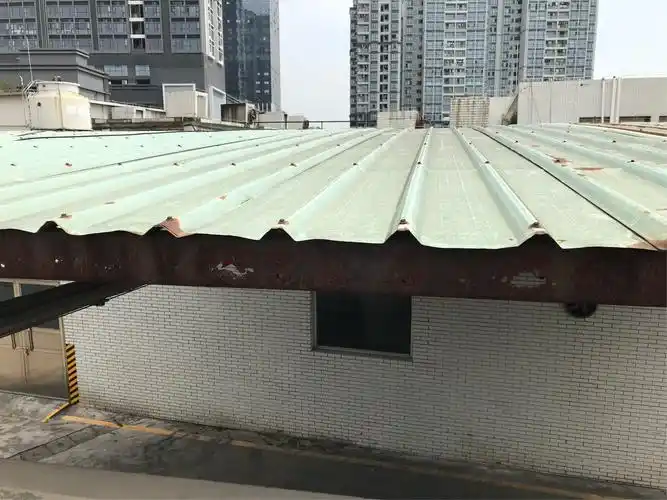 楼顶位置,整条横梁锈蚀穿孔.