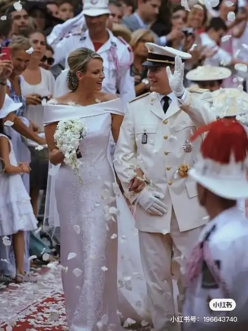 考古摩纳哥王妃夏琳的气质缎面婚纱