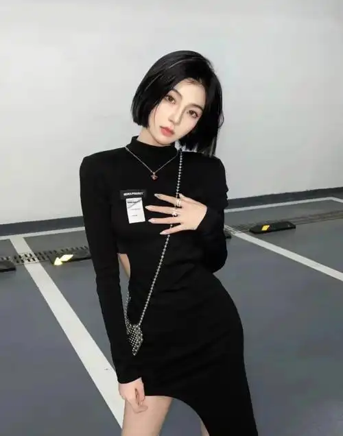 适合短发女生的千禧挑染黑茶挑染亚麻灰发色