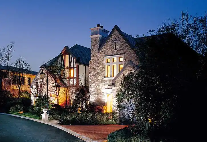 胶片拍的别墅夜景