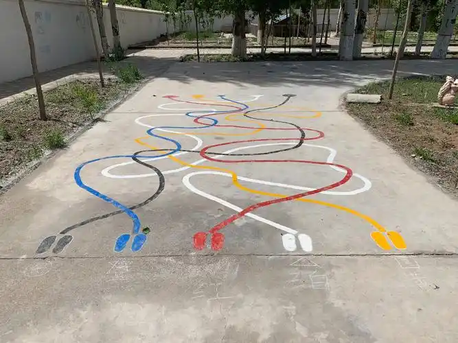 蓝天银燕幼儿园户外地面游戏图 蕴含巨大的游戏价值