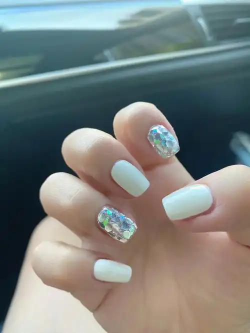 白色大亮片适合小短甲的美甲