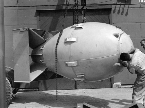 投向长崎的"胖子"原子弹.