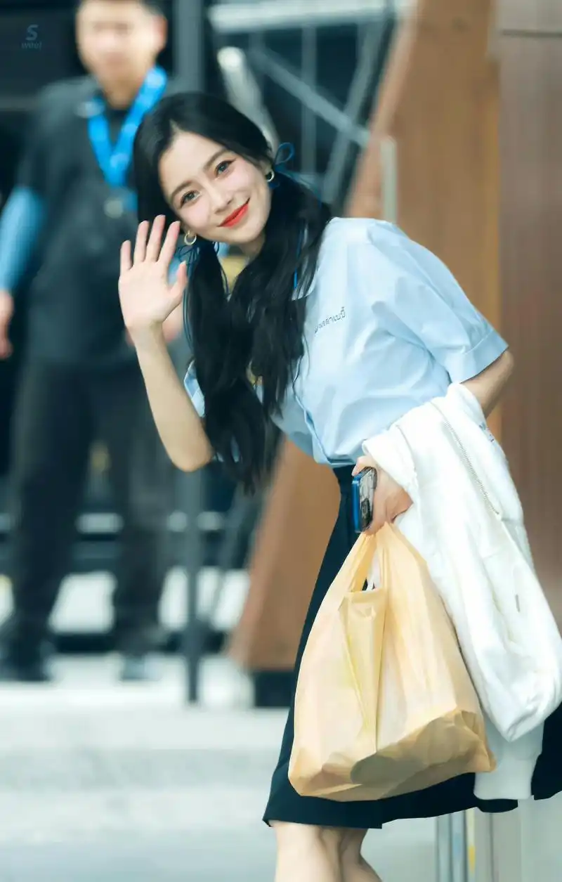 粉丝镜头下的angelababy,扎双马尾穿学生装,减龄又少女,不像当了妈的