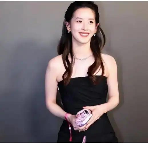 2009年章泽天因一张手拿奶茶的清纯照片火遍全网,网络上盛传她的美名.