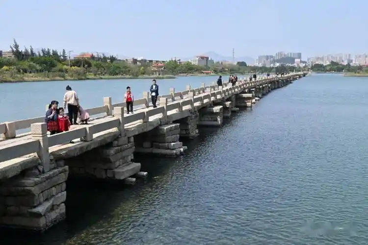 4月9日上午,堂嫂招呼带堂姐一起去安平桥走一走